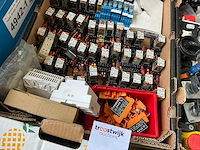 Partij diverse schakelmaterialen - afbeelding 12 van  12