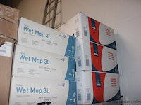 Partij diverse schoonmaakartikelen, waaronder mops (alphaclean, chicopee), harddoekjes (boma), wegwerpdoeken, nitril handschoenen (hypro, boma), veiligheidsvesten, poetsrollen, emmers en gereedschap - afbeelding 3 van  6