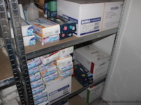 Partij diverse schoonmaakartikelen, waaronder mops (alphaclean, chicopee), harddoekjes (boma), wegwerpdoeken, nitril handschoenen (hypro, boma), veiligheidsvesten, poetsrollen, emmers en gereedschap - afbeelding 5 van  6
