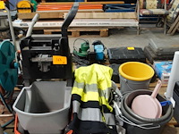 Partij diverse schoonmaakgereedschap - afbeelding 1 van  4