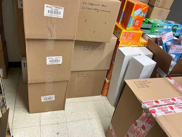 Partij diverse schoonmaakmiddelen en materialen schoonmaakmiddel - afbeelding 2 van  19