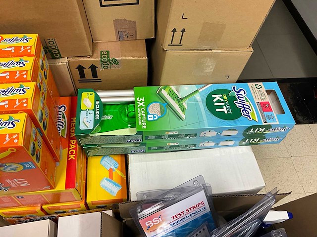 Partij diverse schoonmaakmiddelen en materialen schoonmaakmiddel - afbeelding 3 van  19