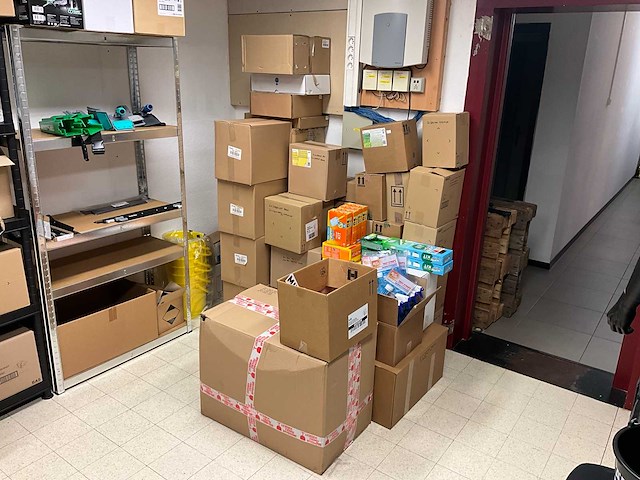 Partij diverse schoonmaakmiddelen en materialen schoonmaakmiddel - afbeelding 1 van  19