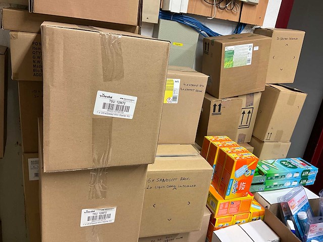 Partij diverse schoonmaakmiddelen en materialen schoonmaakmiddel - afbeelding 17 van  19