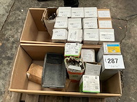 Partij diverse schroeven en isolatiepluggen - afbeelding 1 van  8