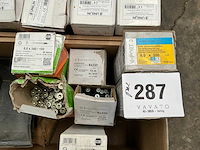 Partij diverse schroeven en isolatiepluggen - afbeelding 3 van  8