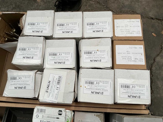 Partij diverse schroeven en isolatiepluggen - afbeelding 4 van  8