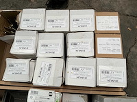 Partij diverse schroeven en isolatiepluggen - afbeelding 4 van  8