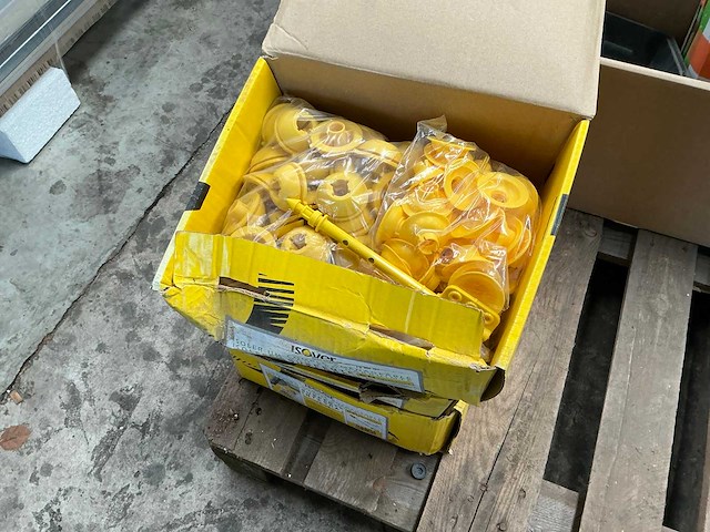 Partij diverse schroeven en isolatiepluggen - afbeelding 7 van  8