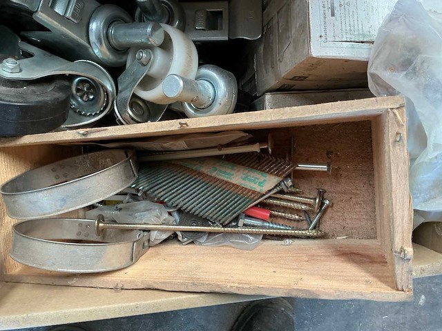 Partij diverse schroeven en pluggen - afbeelding 8 van  17