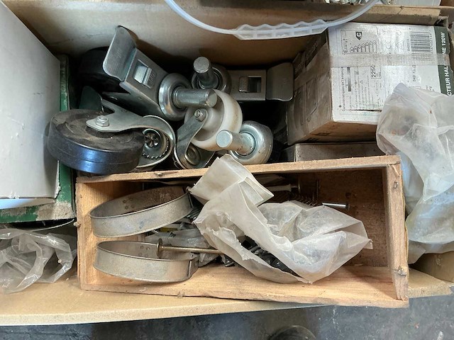 Partij diverse schroeven en pluggen - afbeelding 7 van  17