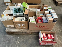 Partij diverse schroeven en pluggen - afbeelding 1 van  17