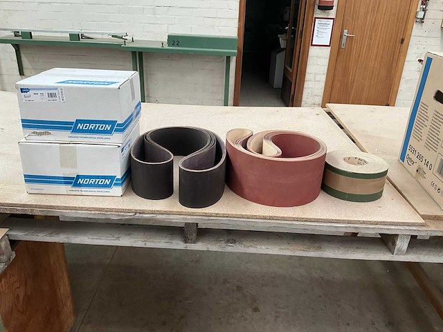 Partij diverse schuurbanden - afbeelding 1 van  5