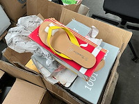 Partij diverse slippers en damesschoenen - afbeelding 1 van  1