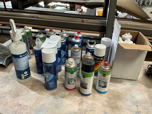 Partij diverse spuitbussen - afbeelding 1 van  3