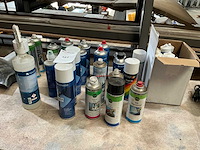 Partij diverse spuitbussen - afbeelding 1 van  3