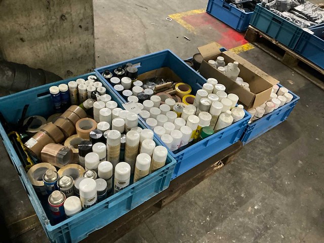 Partij diverse spuitbussen - afbeelding 1 van  7