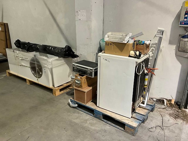 Partij diverse standenbouw benodigdheden - afbeelding 1 van  5