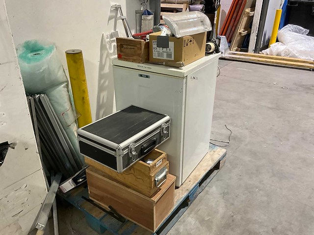 Partij diverse standenbouw benodigdheden - afbeelding 3 van  5