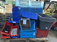 Partij diverse stapelkratten en banken - afbeelding 1 van  1