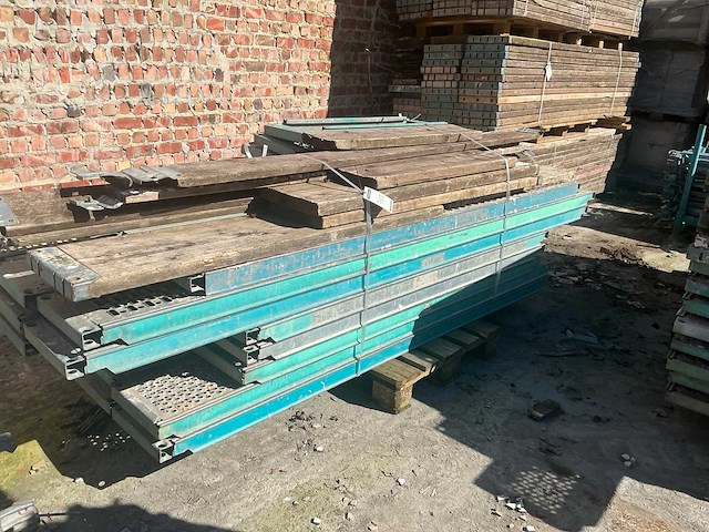 Partij diverse steigervloeren en bouwhout - afbeelding 1 van  4
