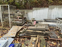 Partij diverse stenen, beton palen en betonblokken - afbeelding 1 van  6