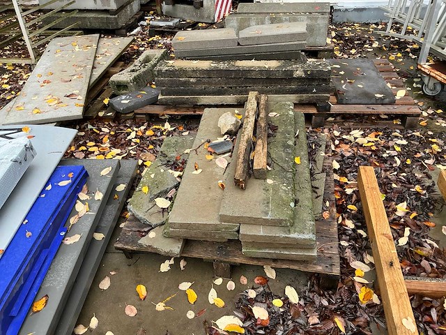 Partij diverse stenen, beton palen en betonblokken - afbeelding 2 van  6