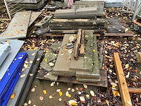 Partij diverse stenen, beton palen en betonblokken - afbeelding 2 van  6