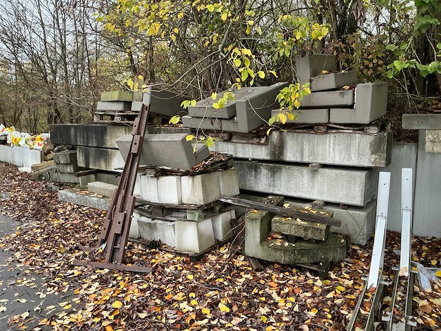 Partij diverse stenen, beton palen en betonblokken - afbeelding 3 van  6