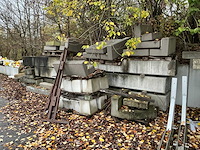 Partij diverse stenen, beton palen en betonblokken - afbeelding 3 van  6