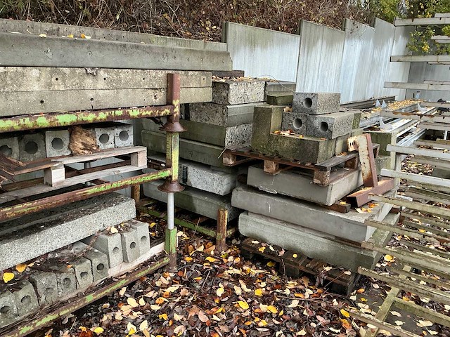 Partij diverse stenen, beton palen en betonblokken - afbeelding 4 van  6