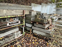 Partij diverse stenen, beton palen en betonblokken - afbeelding 4 van  6