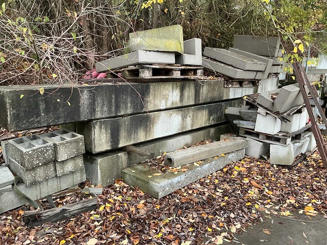 Partij diverse stenen, beton palen en betonblokken - afbeelding 5 van  6