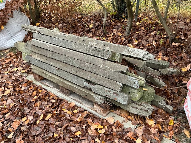 Partij diverse stenen, beton palen en betonblokken - afbeelding 6 van  6