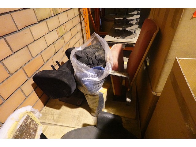 Partij diverse stoelen + onderdelen stoel - afbeelding 2 van  12