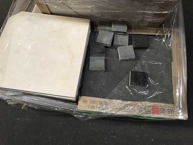 Partij diverse tegels en natuursteen 1 palet - afbeelding 2 van  4