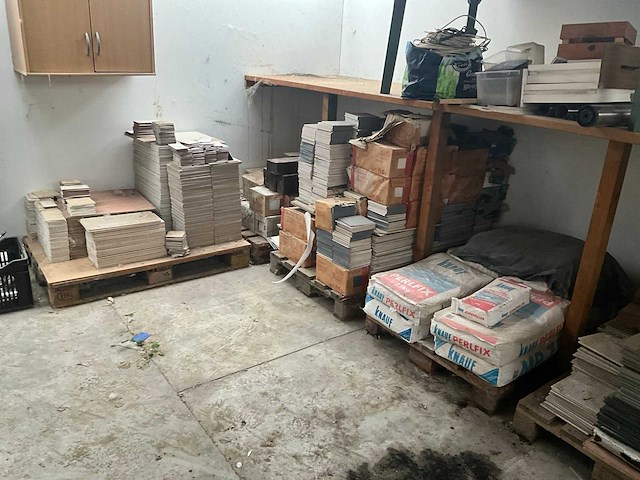 Partij diverse tegels en toebehoren - afbeelding 1 van  26