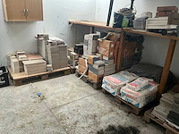 Partij diverse tegels en toebehoren - afbeelding 1 van  26