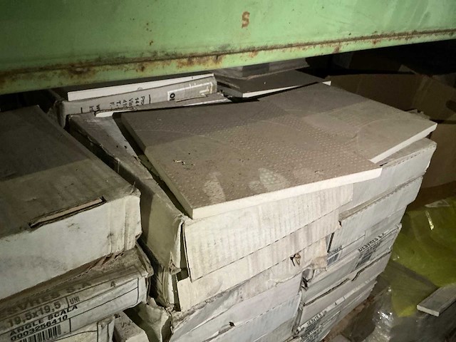 Partij diverse tegels, plinten en sanitaire toebehoren (17x pallet) - afbeelding 3 van  20