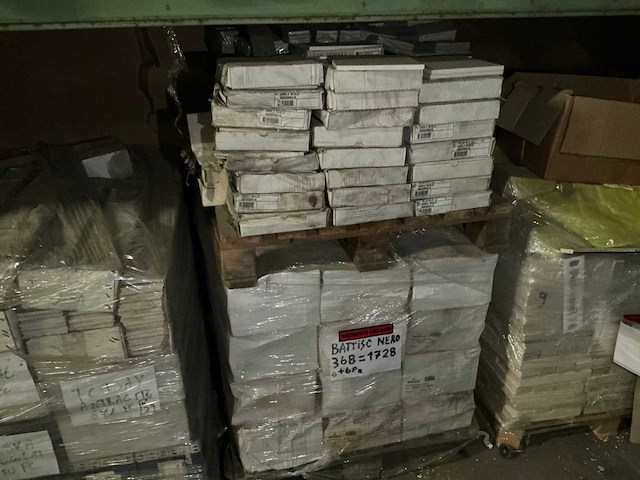 Partij diverse tegels, plinten en sanitaire toebehoren (17x pallet) - afbeelding 4 van  20
