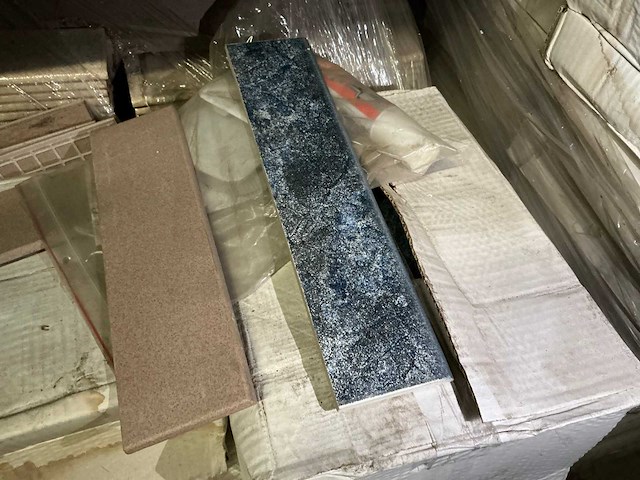 Partij diverse tegels, plinten en sanitaire toebehoren (17x pallet) - afbeelding 1 van  20