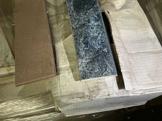 Partij diverse tegels, plinten en sanitaire toebehoren (17x pallet) - afbeelding 12 van  20