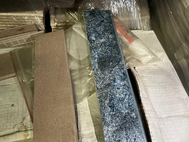 Partij diverse tegels, plinten en sanitaire toebehoren (17x pallet) - afbeelding 14 van  20