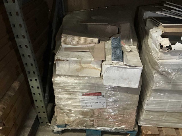 Partij diverse tegels, plinten en sanitaire toebehoren (17x pallet) - afbeelding 15 van  20