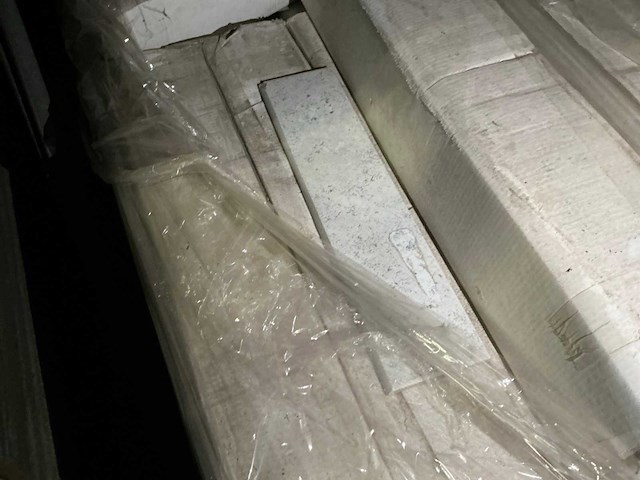 Partij diverse tegels, plinten en sanitaire toebehoren (17x pallet) - afbeelding 20 van  20