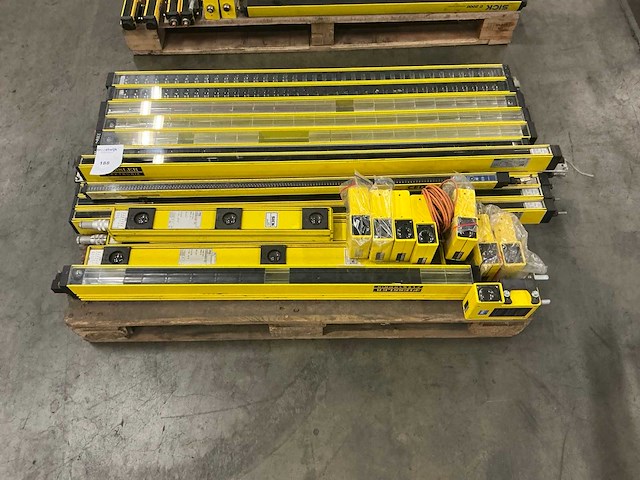 Partij diverse veiligheidslichtschermen / lichtgordijnen - afbeelding 1 van  11