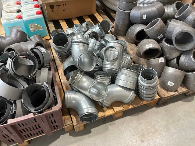Partij diverse ventilatiepijpen, bochten en koppelstukken - afbeelding 2 van  13