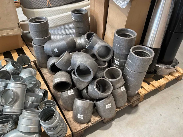 Partij diverse ventilatiepijpen, bochten en koppelstukken - afbeelding 10 van  13