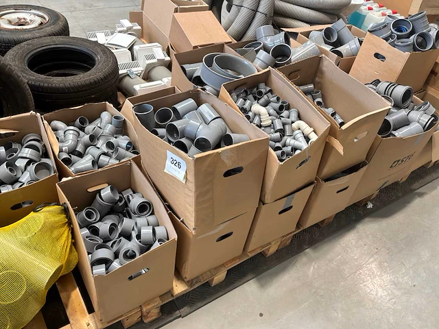 Partij diverse ventilatiepijpen, bochten en koppelstukken - afbeelding 1 van  13