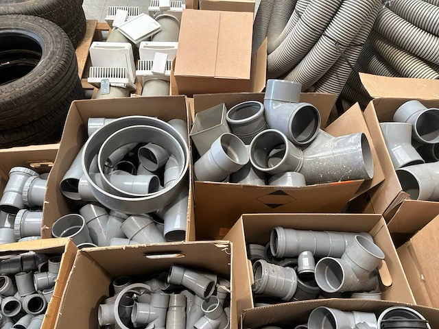 Partij diverse ventilatiepijpen, bochten en koppelstukken - afbeelding 7 van  13